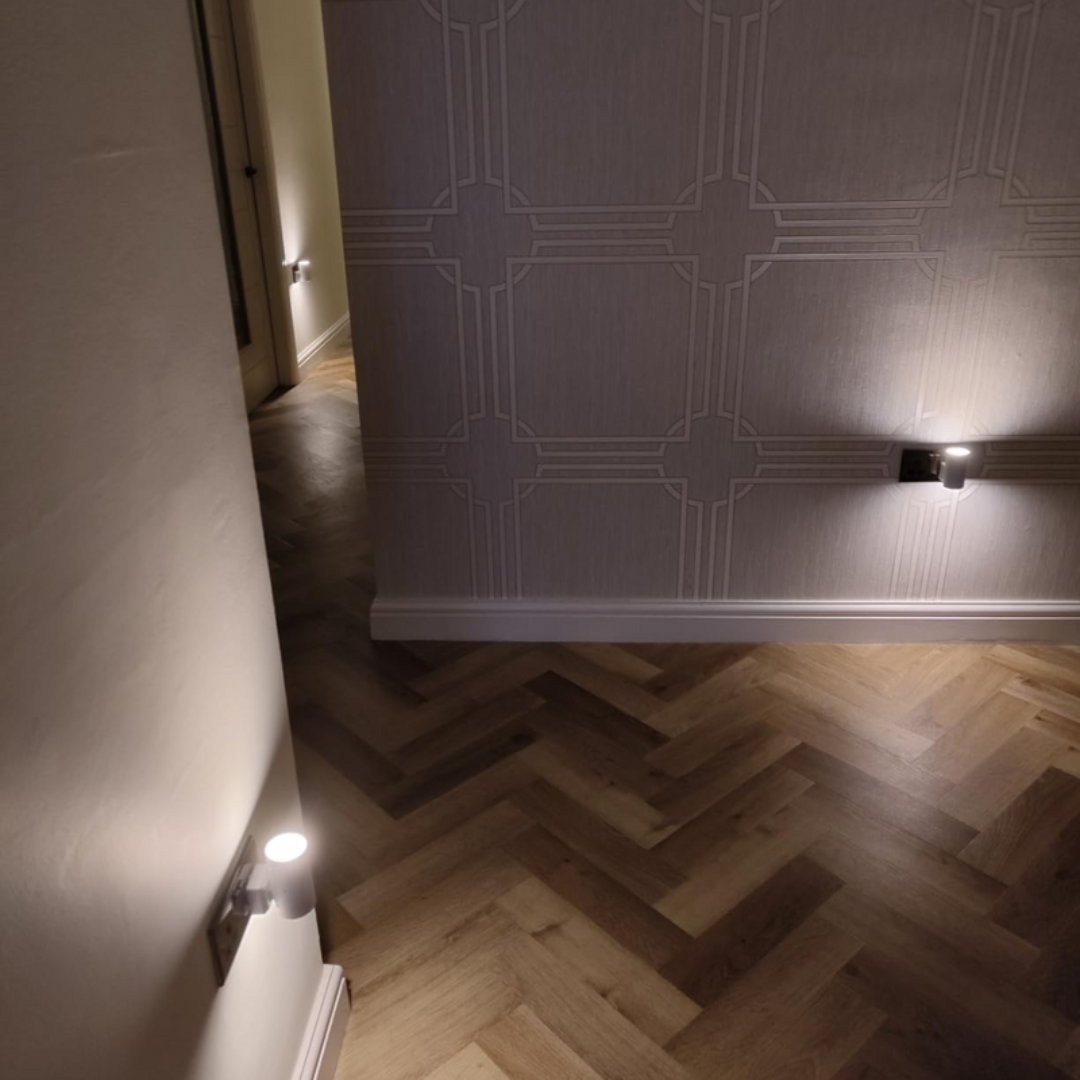 Steckdosen-Wandleuchte mit LED & Sensor – Dimmbares Nachtlicht für jeden Raum